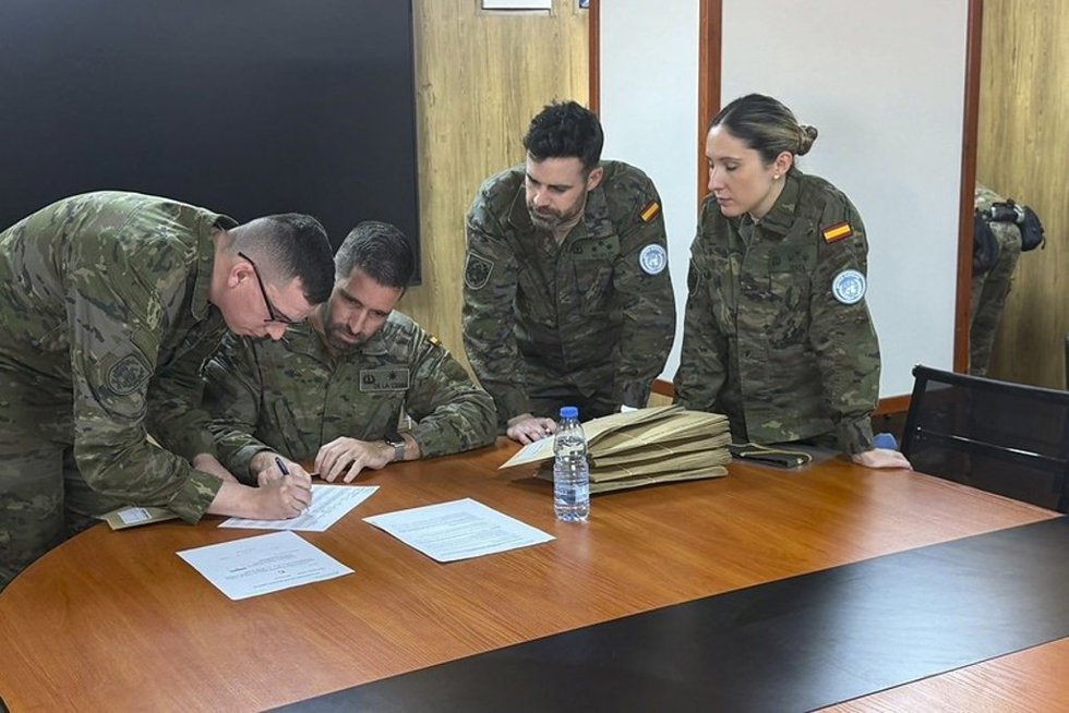 Más de 1.000 militares españoles desplegados en el exterior piden el voto por correo para las elecciones andaluzas