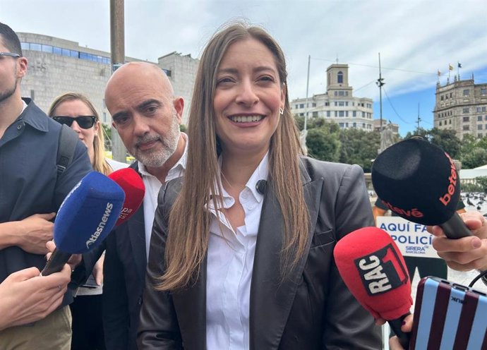 La portavoz del PP en el Congreso, Ester Muñoz, y el líder del PP en el Ayuntamiento de Barcelona, Daniel Sirera, en declaraciones a periodistas