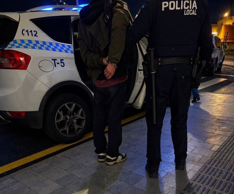 Detención de un varón en Cuenca por agredir a un hostelero y a dos agentes de la Policía Local.