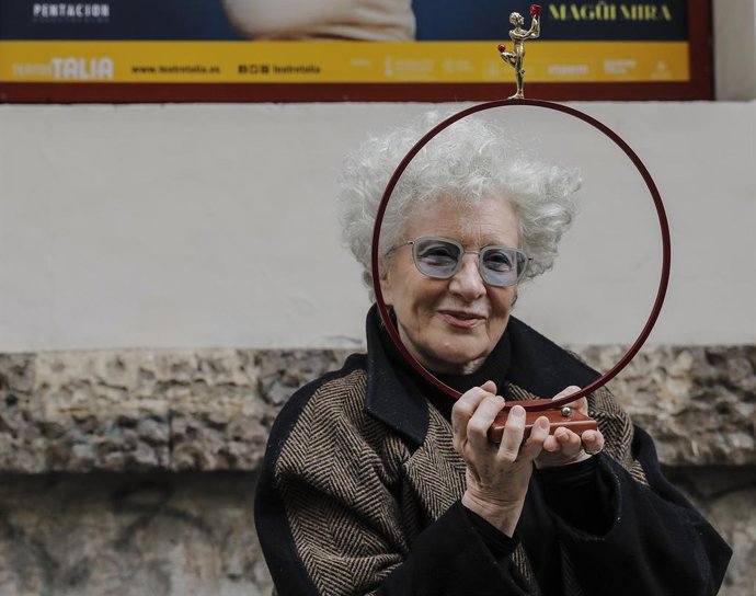 Archivo - La actriz Magüi Mira posa con el Premio de las Artes Escénicas Valencianas a la Mejor Dirección Teatral por su obra "Adiós, dueño mío" en la presentación de 'Magüi Mira Molly Bloom’, a 10 de noviembre de 2021, en Valencia, Comunidad Valenciana, 