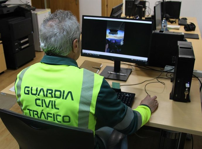 Un agente de la Guardia Civil visiona uno de los vídeos en los que aparecen los turismos implicados en los hechos en la N-621.