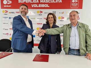 La alcaldesa Emma Buj y el presidente del club, Sergio Puerto, firman un acuerdo destinado a impulsar el funcionamiento de la entidad, su proyección nacional e internacional y el desarrollo del deporte base en la ciudad