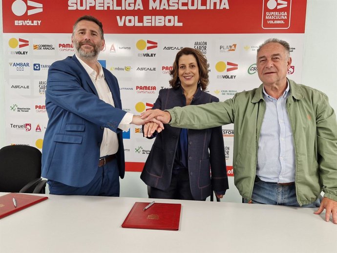 La alcaldesa Emma Buj y el presidente del club, Sergio Puerto, firman un acuerdo destinado a impulsar el funcionamiento de la entidad, su proyección nacional e internacional y el desarrollo del deporte base en la ciudad