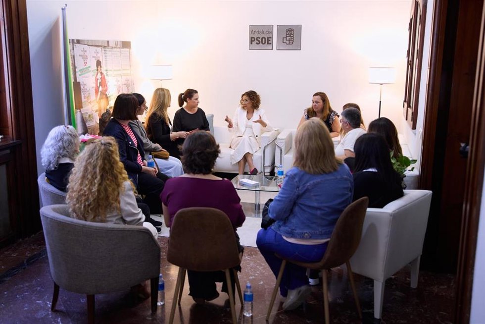 Reunión de la secretaria general del PSOE-A, María Jesús Montero, con trabajadoras del servicio de ayuda a domicilio.