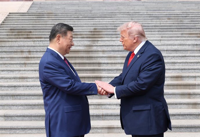 PEQUIM, 14 de maio de 2026  -- O presidente chinês Xi Jinping realiza uma cerimônia de boas-vindas ao presidente dos Estados Unidos, Donald Trump, que está em visita de Estado à China, em frente ao Grande Salão do Povo, antes das conversações entre os doi