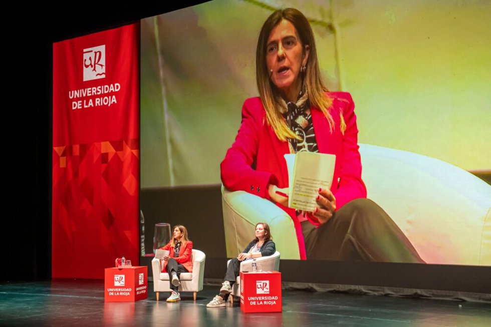 Care Santos: "Los lectores jóvenes son los mejores del mundo, también los más duros de pelar porque son muy exigentes"