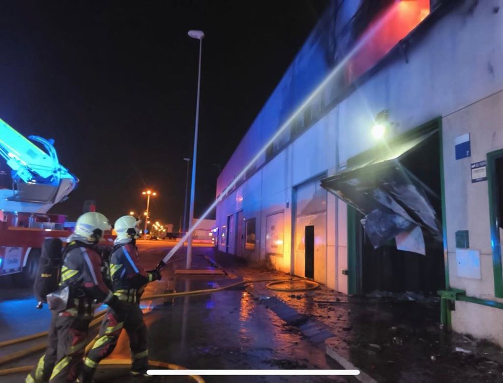 Un fuego en una nave en Alcalá (Sevilla)