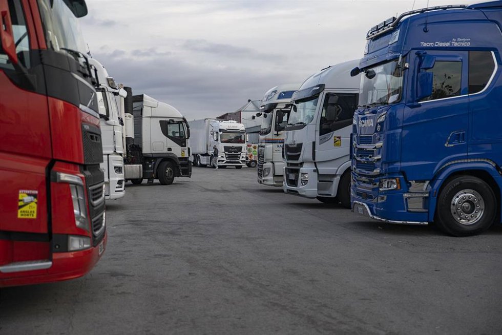 Archivo - Varios camiones estacionados en las inmediaciones de Mercabarna