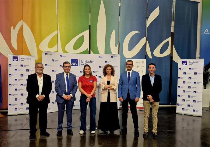 Foto de familia tras la presentación en Málaga del Campeonato de España de AXA de Natación de Promesas Paralímpicas 2026