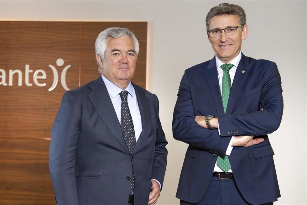 El presidente de Abante, Santiago Satrústegui, y el director general de Eurocaja Rural, Víctor Manuel Martín.