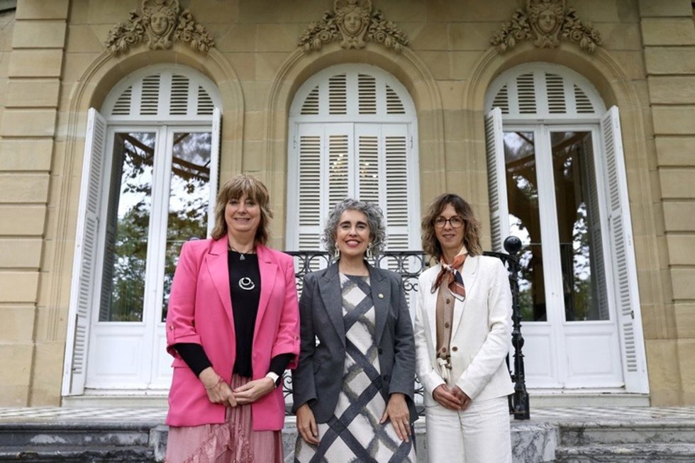 Ana Ollo, Ibone Bengoetxea y Maider Behoteguy renuevan el Pacto Tripartito del Euskera
