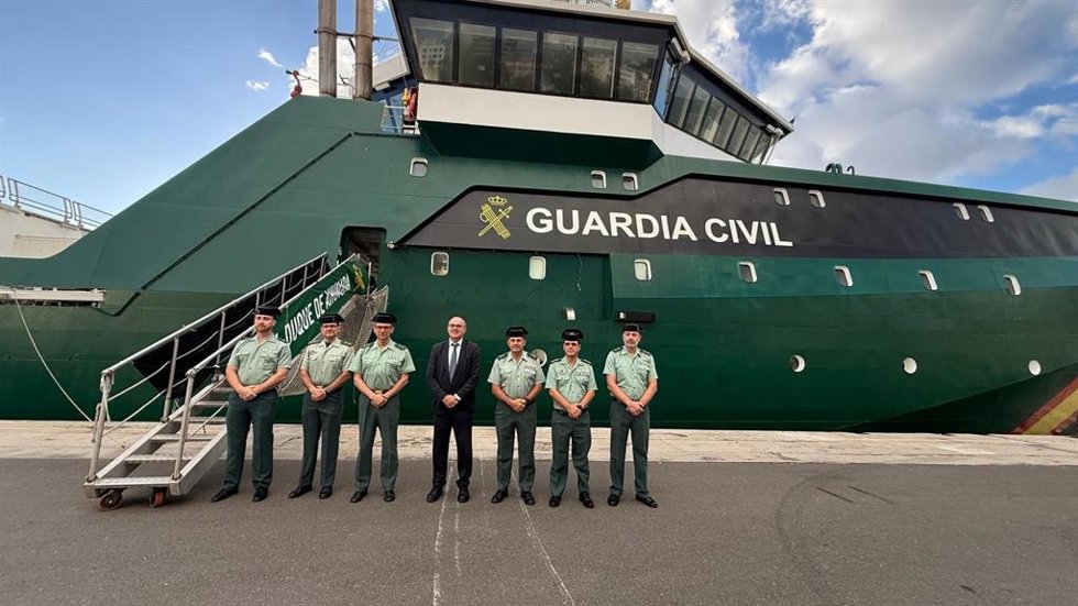 El delegado del Gobierno en Canarias, Anselmo Pestana, con integrantes de la Guardia Civil tras conocer el buque  'Duque de Ahumada', que ha hecho escala en el puerto de Las Palmas