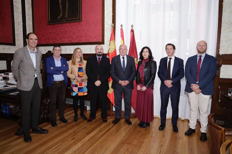El alcalde de Valladolid, Jesús Julio Carnero, junto al vicesecretario del Ayuntamiento, el interventor general y miembros de la directiva de Cosital.