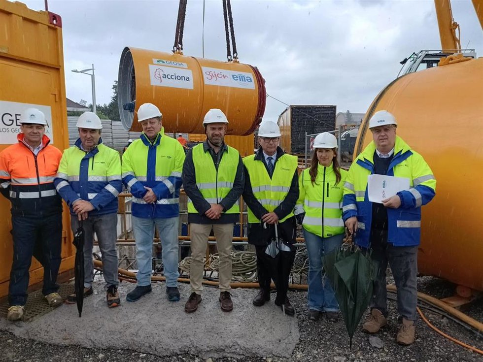 El concejal de Urbanismo del Ayuntamiento de Gijón, Jesús Martínez Salvador, junto al gerente de la EMA, Vidal Gago, visitan las obras del proyecto de redes separativas de la red de saneamiento de la EMA en  La Pecuaria, que ejecutan Acciona y Geosa.