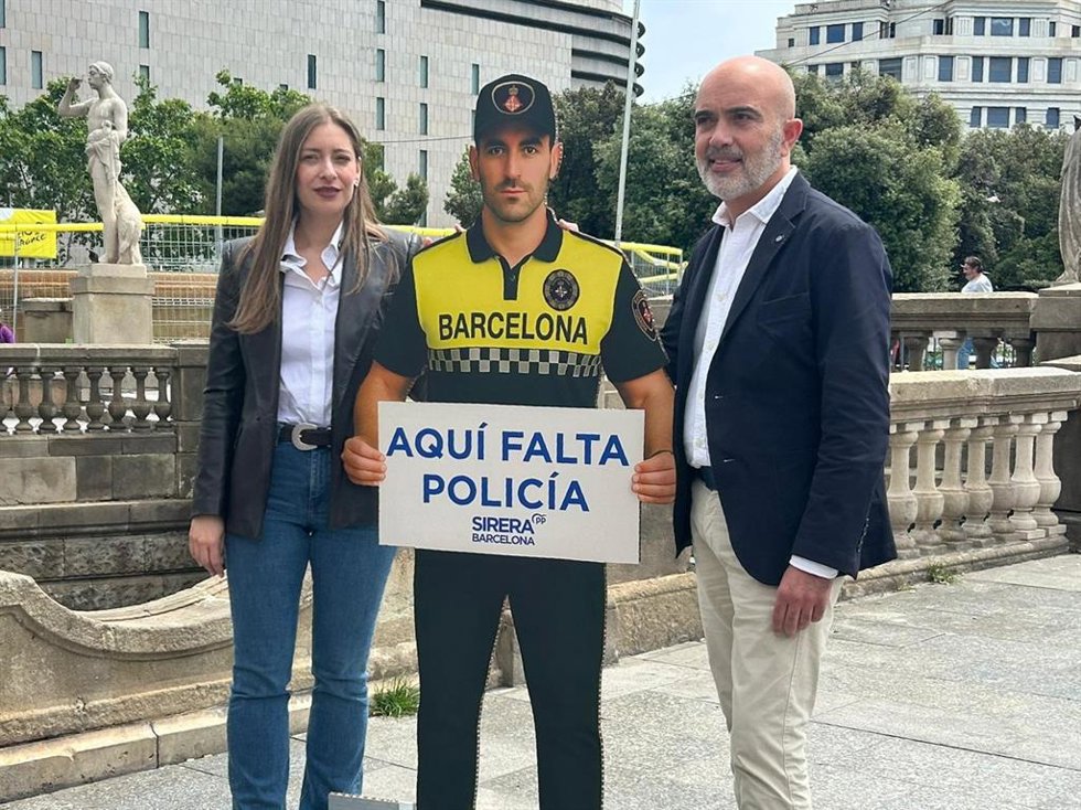 La portavoz del PP en el Congreso, Ester Muñoz, y el líder del PP en el Ayuntamiento de Barcelona, Daniel Sirera