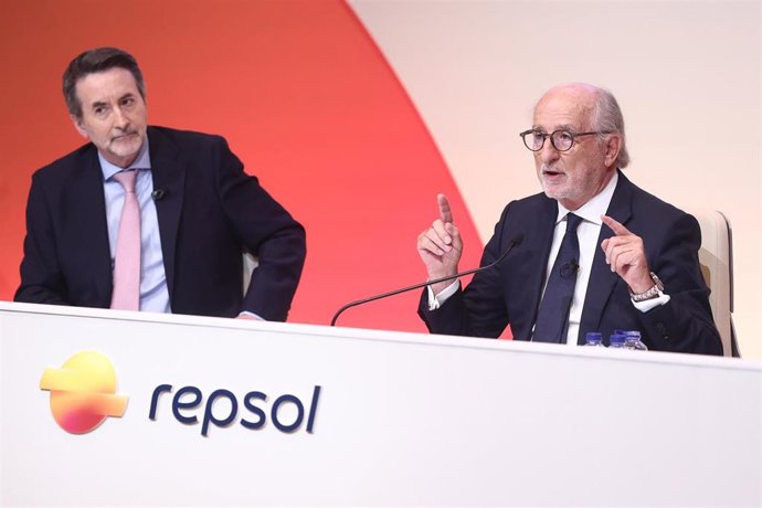El consejero delegado de Repsol, Josu Jon Imaz (i), y el presidente de Repsol, Antonio Brufau (d), durante la Junta General de Accionistas de Repsol, en el Campus Repsol, a 14 de mayo de 2026, en Madrid (España).
