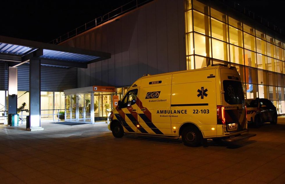Una ambulancia espera en la base aérea de Eindhoven para trasladar a un hospital a los evacuados del 'MV Hondius' tras el brote de hantavirus decretado en el crucero (archivo)