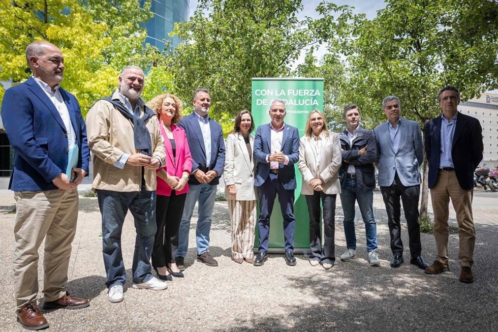 El vicesecretario de Coordinación Autonómica y Local y Análisis Electoral del PP, Elías Bendodo, ha estado este jueves en Granada junto a la candidata número uno del PP por la provincia, Rocío Díaz, y la alcaldesa de la capital, Marifrán Carazo.
