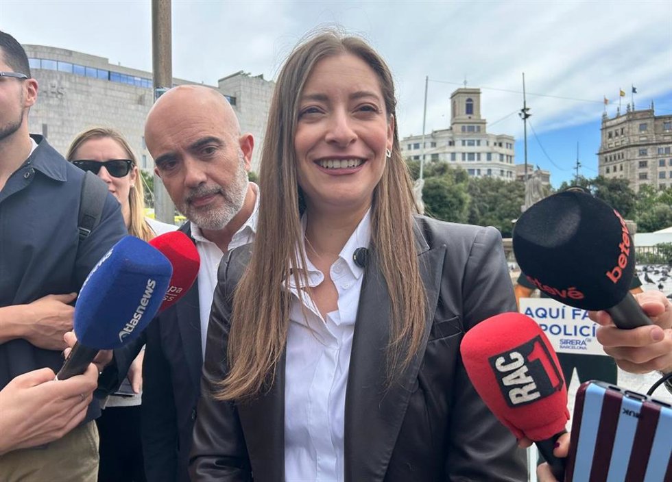 La portavoz del PP en el Congreso, Ester Muñoz, y el líder del PP en el Ayuntamiento de Barcelona, Daniel Sirera, en declaraciones a periodistas