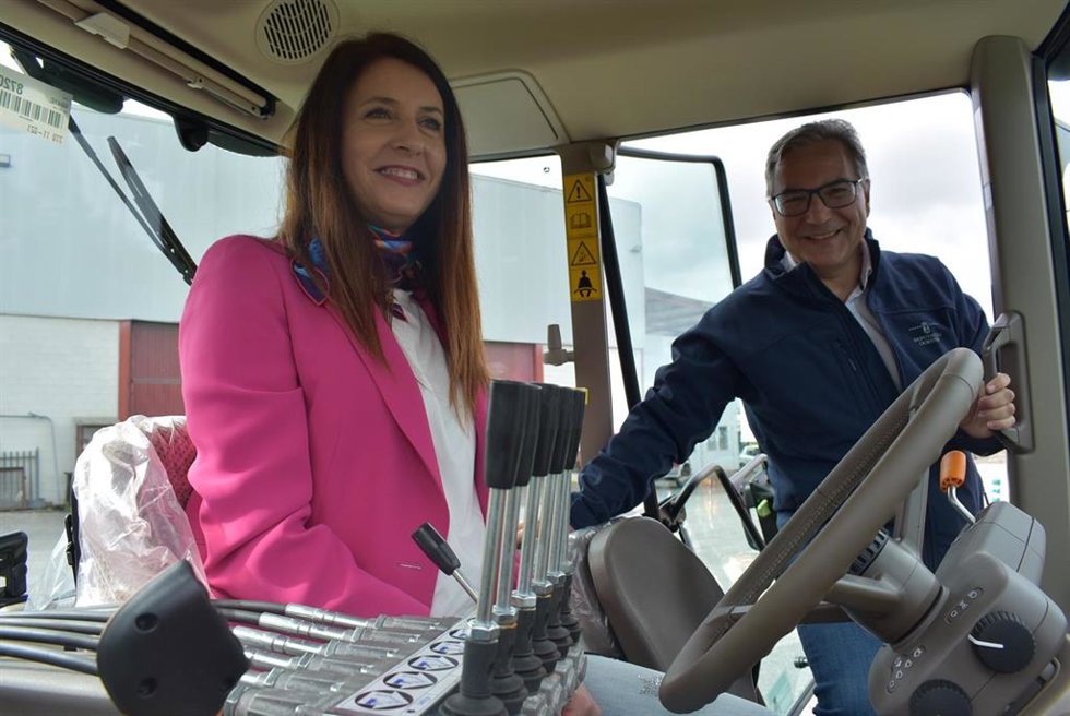 La conselleira do Medio Rural, María José Gómez, y el presidente de la Diputación de Ourense, Luis Menor, participan en el acto de entrega de tractores a entidades locales y municipios de la provincia para la prevención de incendios forestales.