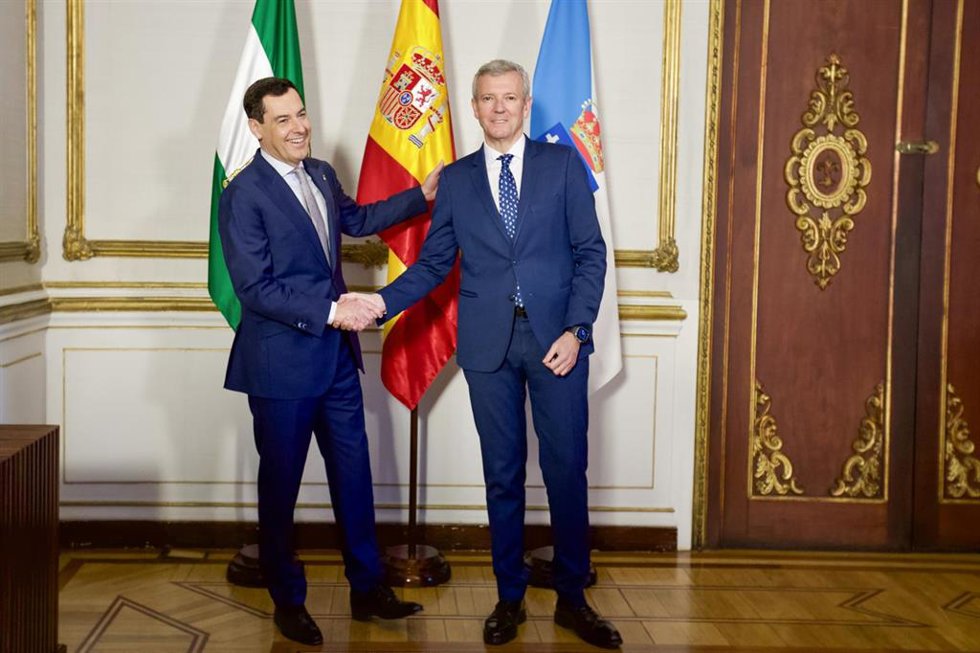 Archivo - El presidente de la Junta de Andalucía, Juanma Moreno (i), y el de la Xunta de Galicia, Alfonso Rueda (d), se saludan el 18 de marzo de 2025, en Sevilla (Andalucía, España).