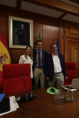 El alcalde de Córdoba, José María Bellido, con el nuevo secretario del Pleno, José Alberto Alcántara, y la interventora, Paloma Pardo.
