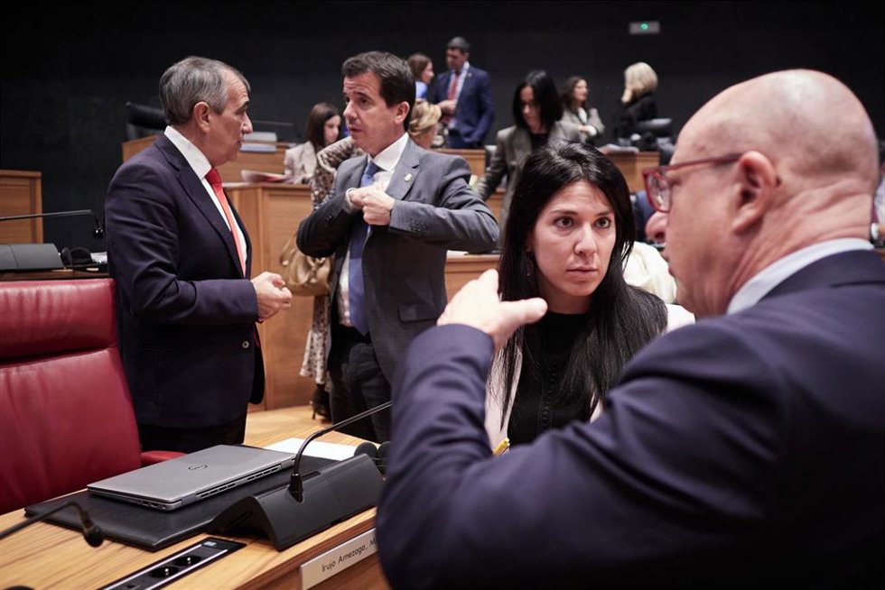 Archivo - Imagen de archivo de la parlamentaria de Geroa Bai Itxaso Soto conversa con el consejero de Educación del Gobierno de Navarra, Carlos Gimeno, en el Parlamento de Navarra.