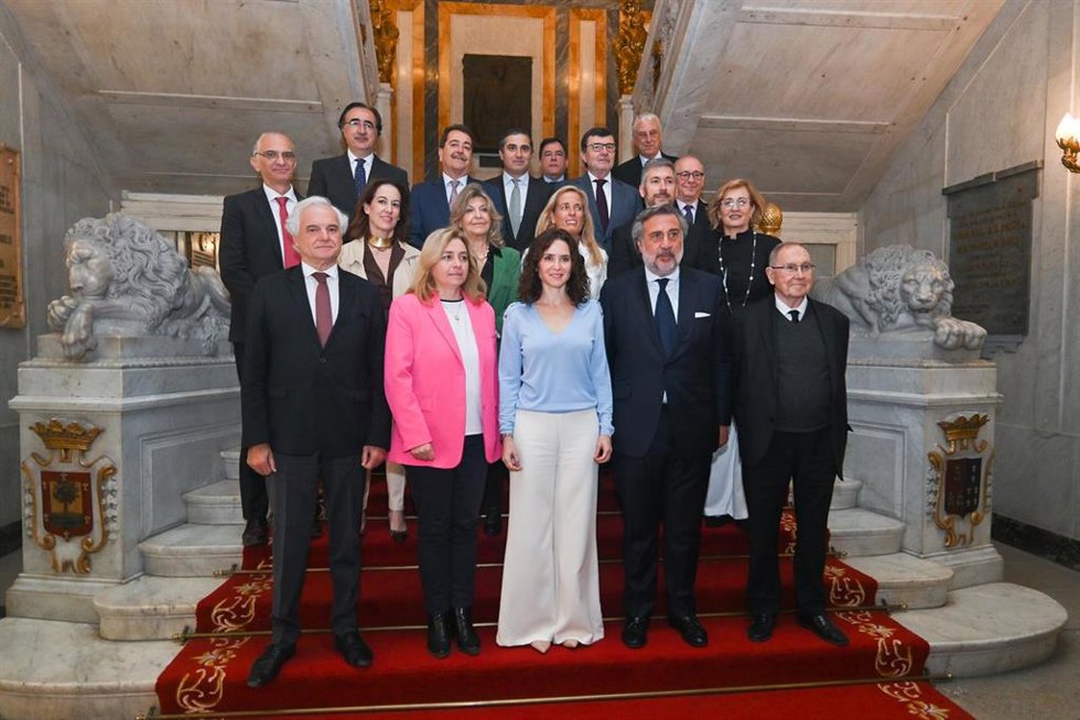 La vicealcaldesa de Madrid y delegada de Seguridad y Emergencias, Inma Sanz (c-i); la presidenta de la Comunidad de Madrid, Isabel Díaz Ayuso (c); y el presidente de la Cámara de Comercio de Madrid, Ángel Asensio (c-d), posan durante a la toma de posesión
