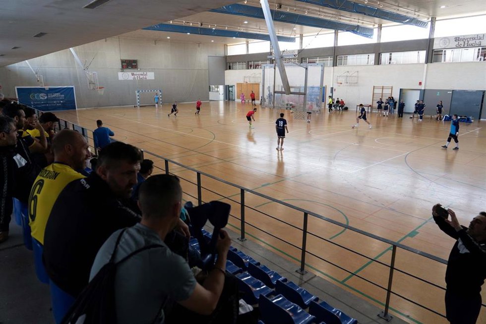 Partido de fútbol sala entre autoridades portuarias en Huelva.