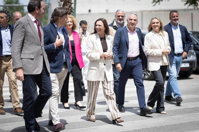 El vicesecretario de Coordinación Autonómica y Local y Análisis Electoral del PP, Elías Bendodo, junto a la candidata número uno del PP, Rocío Díaz, y la alcaldesa de Granada, Marifrán Carazo.