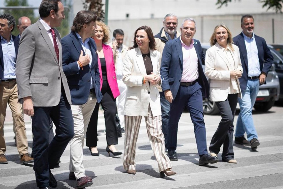 El vicesecretario de Coordinación Autonómica y Local y Análisis Electoral del PP, Elías Bendodo, junto a la candidata número uno del PP, Rocío Díaz, y la alcaldesa de Granada, Marifrán Carazo.