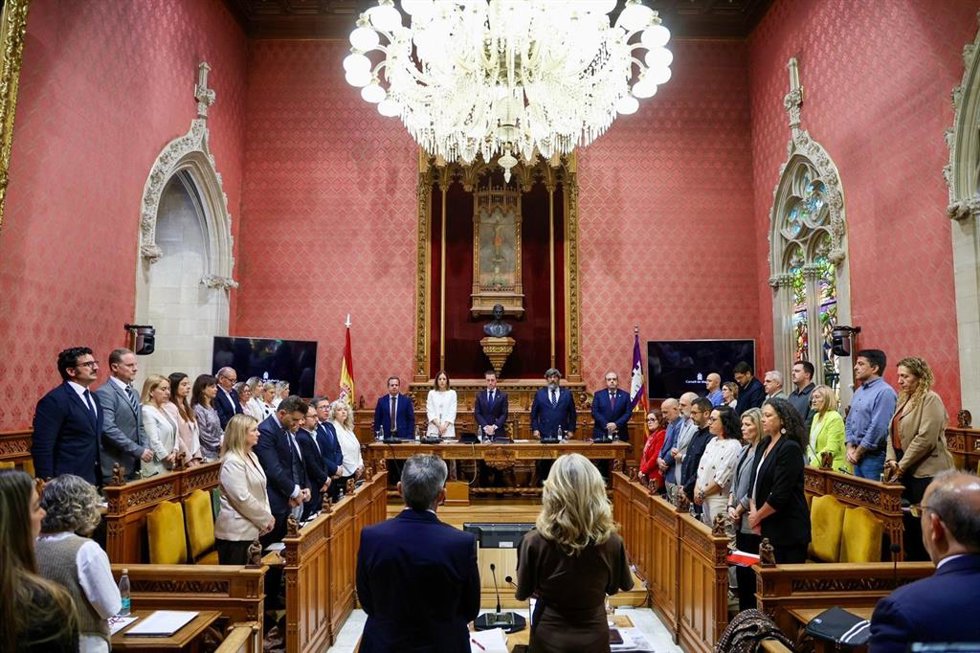 Minuto de silencio en el pleno del Consell de Mallorca.