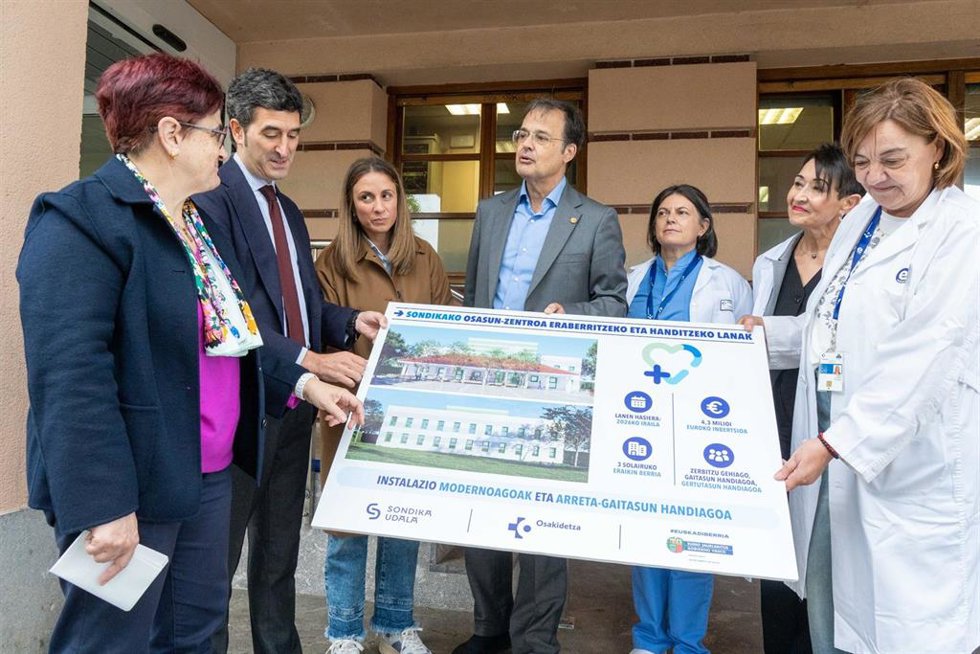 El consejero de Salud, Alberto Martínez, con el proyecto de ampliación del centro de Salud de Sondika (Bizkaia)