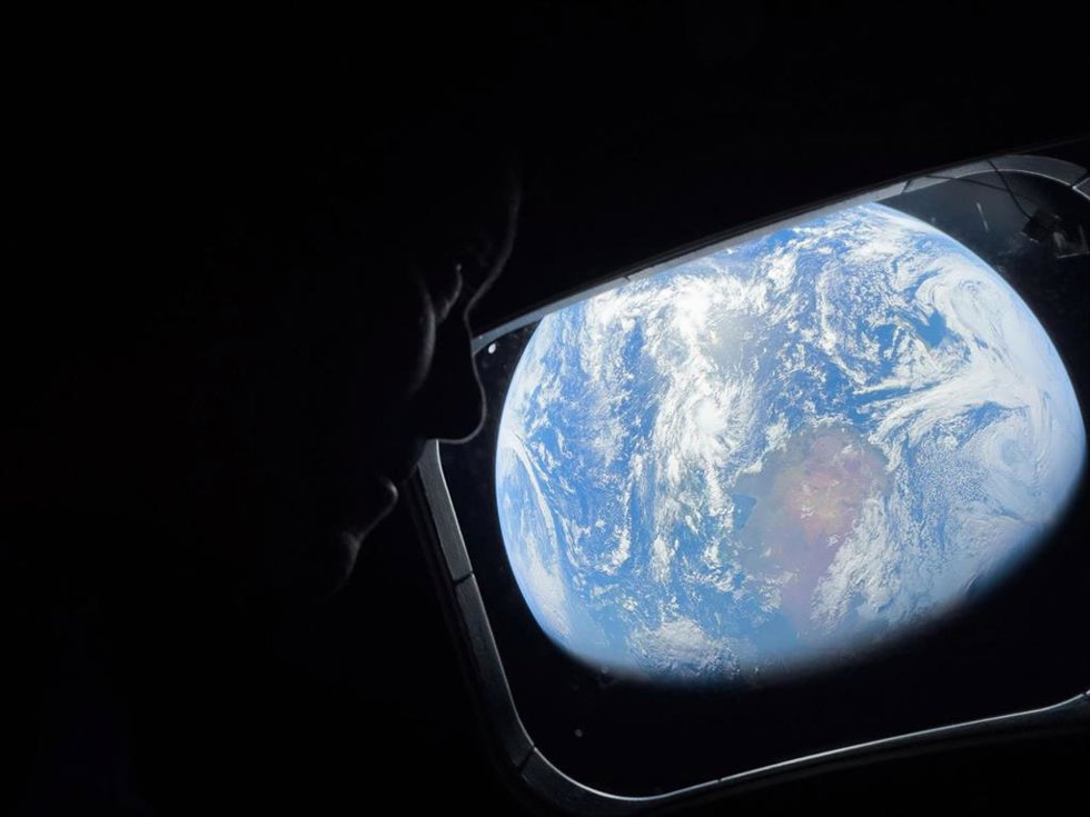 Archivo - April 4, 2026, Orion Capsule, Outer Space: NASA astronaut and Artemis II Commander Reid Wiseman  peers out of one of the Orion spacecraft's main cabin window, looking back at Earth, as the crew travels towards the Moon, April 2, 2026, from Space