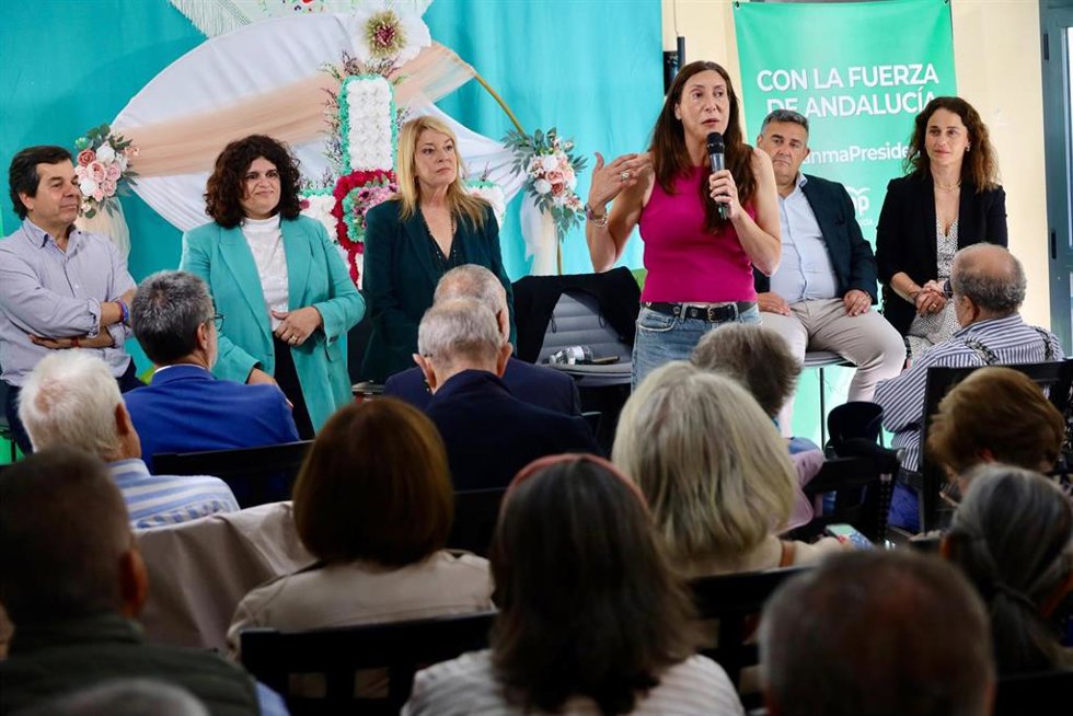 La candidata número uno del Partido Popular por la provincia de Huelva a las elecciones andaluzas del próximo 17 de mayo, Loles López, en un encuentro con personas mayores en el Centro de Participación Activa (CPA) Juan Ramón Jiménez.