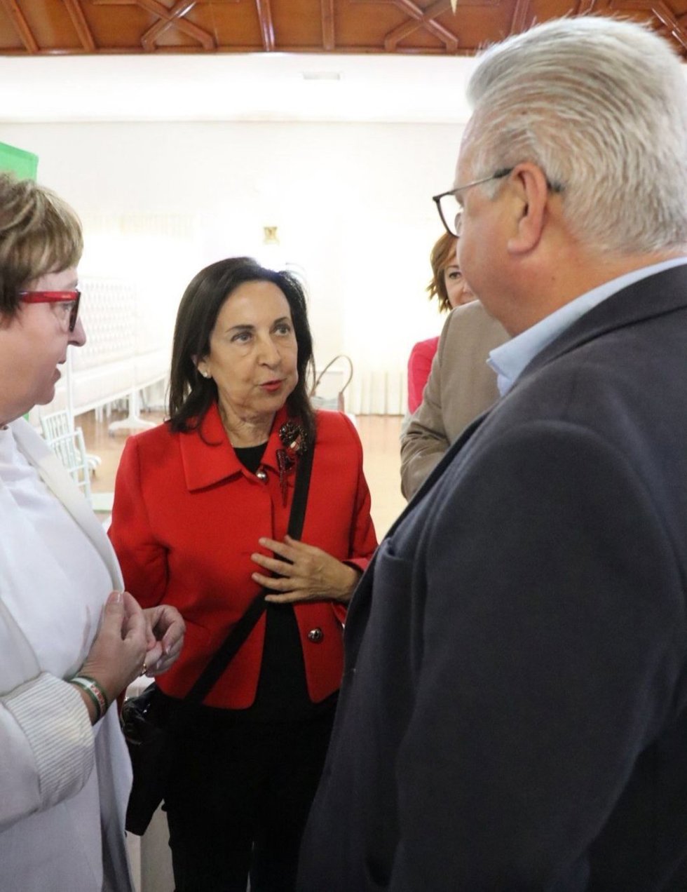 Margarita Robles (centro) habla en La Carlota (Córdoba) con candidatos y dirigentes del PSOE.