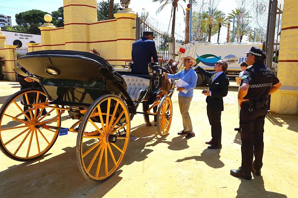 Punto de control de acceso a los caballistas al recinto ferial.