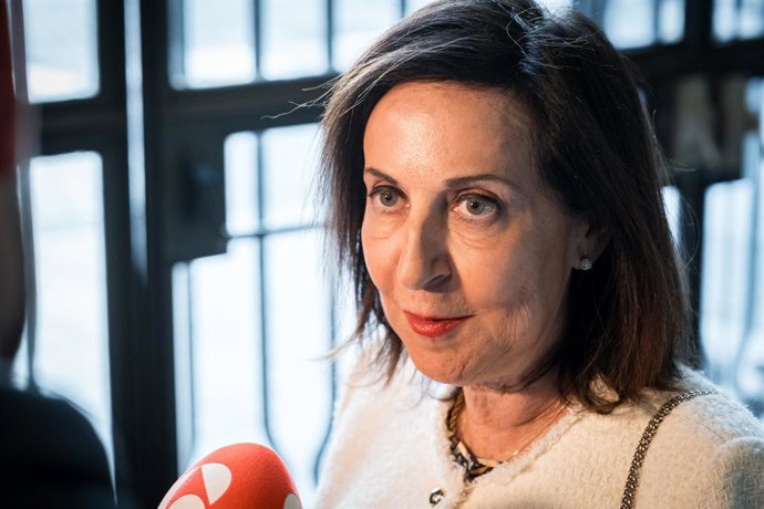 La ministra de Defensa, Margarita Robles, atiende a los medios a su llegada a la recepción oficial ofrecida a los jefes de Estado Mayor de las Armadas o Marinas Europeas, participantes en el 'Foro Estratégico Chiefs of European Navies' (CHENS-26), en el T