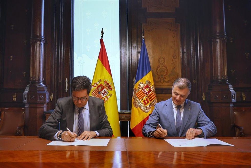 Rossell y López firmando el protocolo