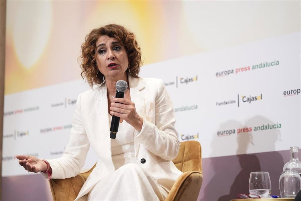 La secretaria general del PSOE-A y candidata a la Presidencia de la Junta, María Jesús Montero, durante el turno de preguntas formuladas por el delegado de Europa Press Andalucía, Francisco Morón, dentro de una nueva edición del ciclo electoral de Europa 