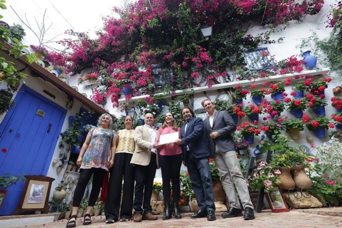 El Imgema otorga el galardón a la Planta Singular de los Patios a la buganvilia del número 7 de la Calle Guzmanas de Córdoba.