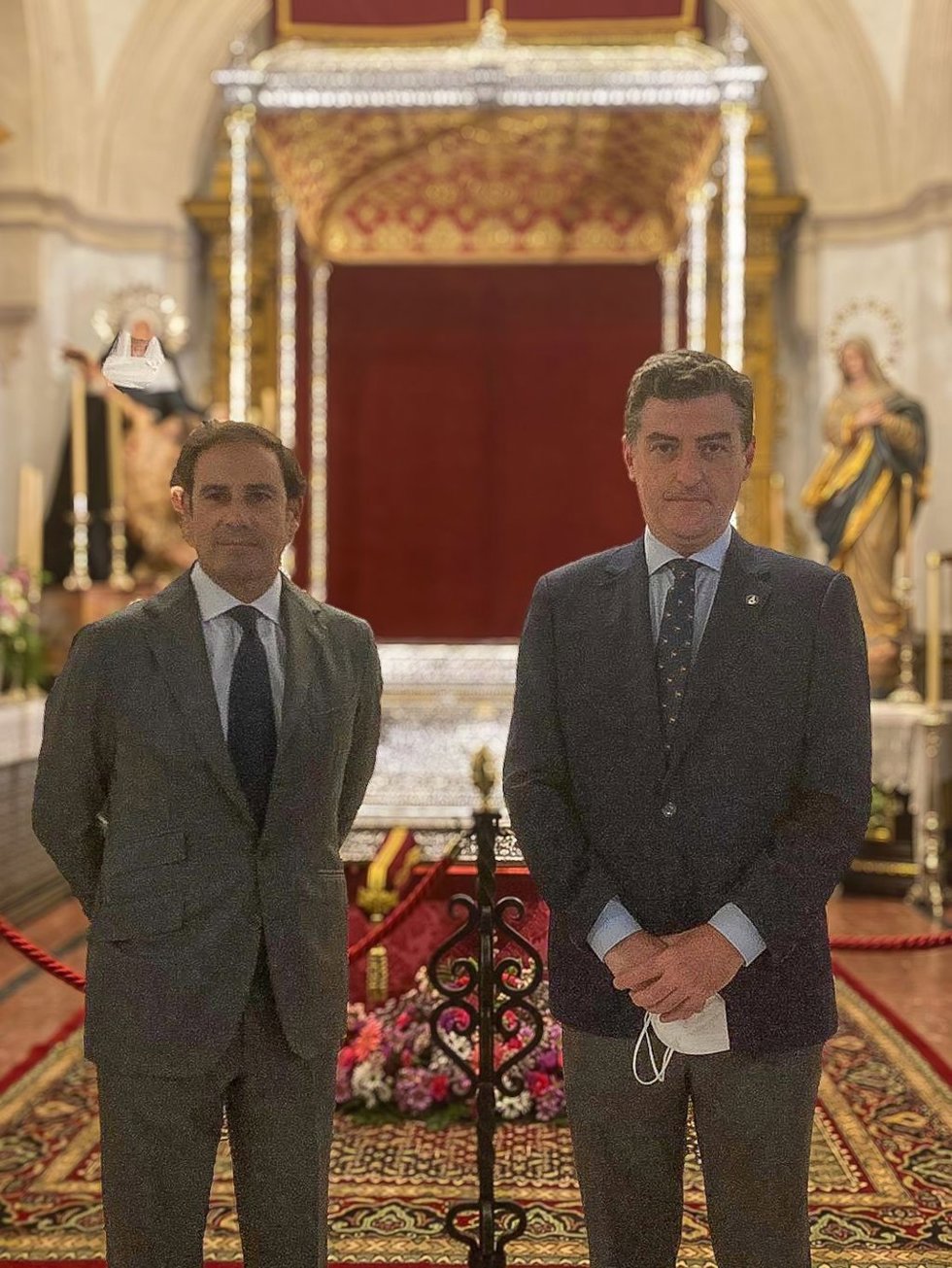 El extorero Miguel Báez Litri (izquierda) junto al presidente de la Hermandad Matriz de Almonte, Santiago Padilla.