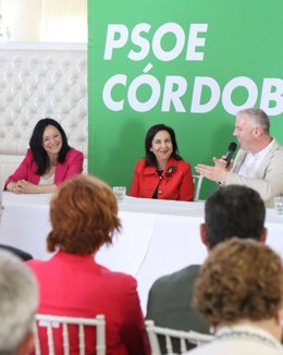 Margarita Robles (centro), en un acto del PSOE en La Carlota, entre Rafi Crespín y Antonio Granados.