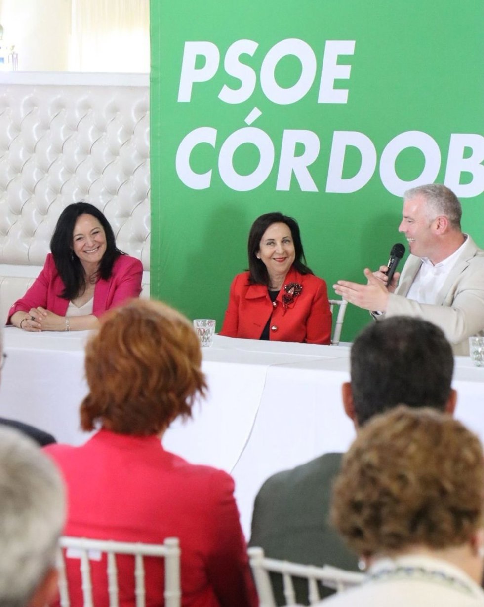 Margarita Robles (centro), en un acto del PSOE en La Carlota, entre Rafi Crespín y Antonio Granados.