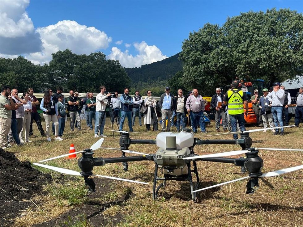 Demostración del uso de drones en el Encuentro Nacional del Olivar Tradicional y del Ecológico.