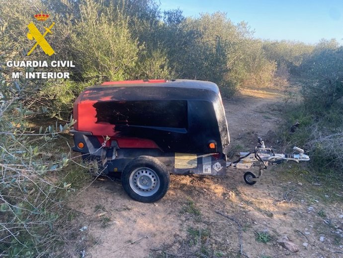 Detingudes dos persones acusades de sostraure un compressor