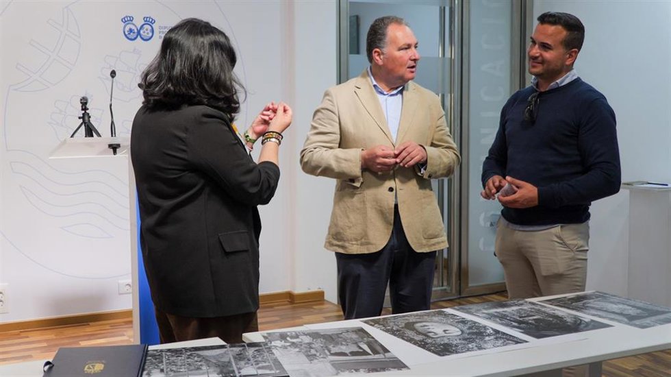 La Diputación de Huelva ha acogido este jueves la presentación de la nueva carpeta de láminas del Rocío impulsada por el Ayuntamiento de Almonte.