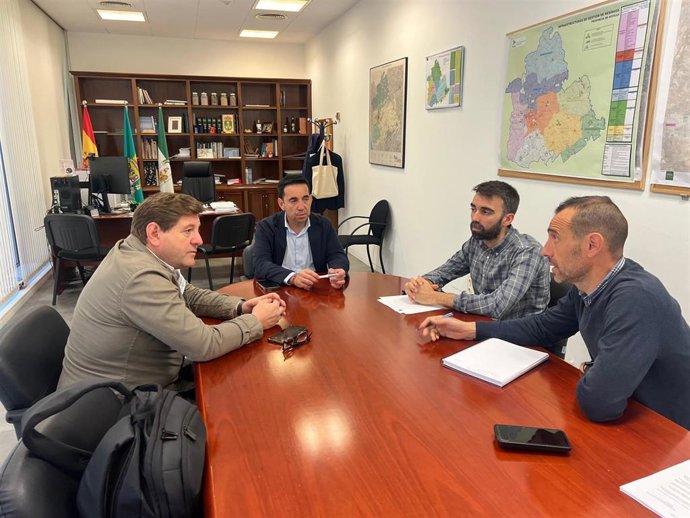 Reunión técnica entre el diputado de Servicios Públicos Supramunicipales, Gonzalo Domínguez, y el alcalde de Villaverde, José María Martín, sobre el proyecto de mejora de la red de saneamiento.