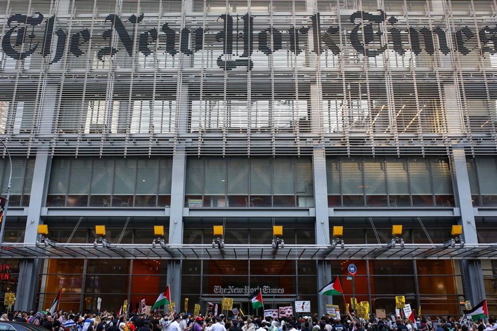 Archivo - Manifestación frente a la sede del diario 'The New York Times'.
