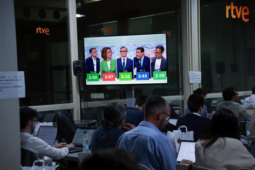 Seguimiento de los periodistas del primer debate de las elecciones autonómicas del 17M celebrado por RTVE. Imagen de archivo